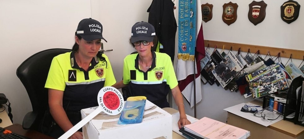 La polizia sequestra 80 solette al mercato: provenienza non chiara